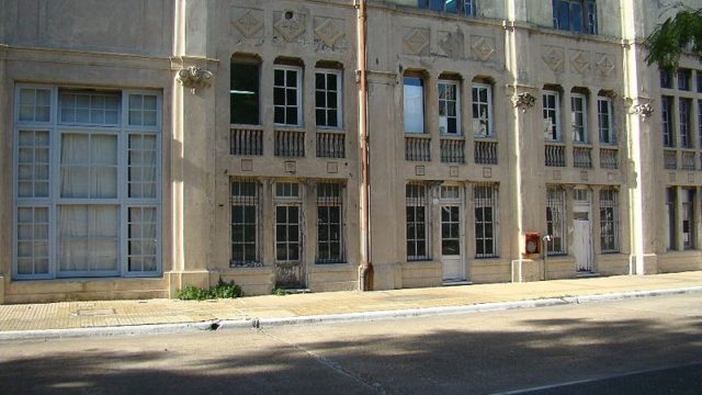 Close-up view of the hotel’s facade. Author: AlfredoGis – CC BY-SA 3.0