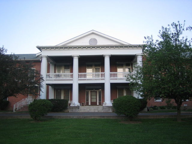 Front view of the school. Author: Justin A. Wilcox – CC BY-SA 3.0