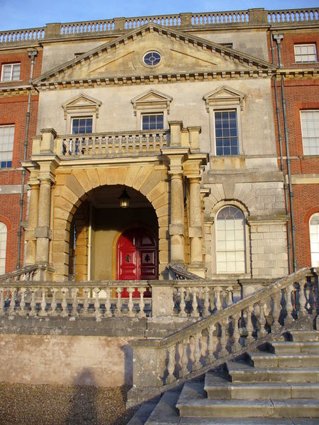 Main entrance of the house. Author: Colin Smith – CC BY-SA 2.0