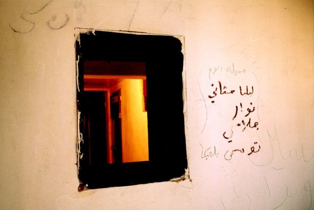 Names of ex-prisoners written on the wall. Author: Mounirzok – CC BY-SA 3.0