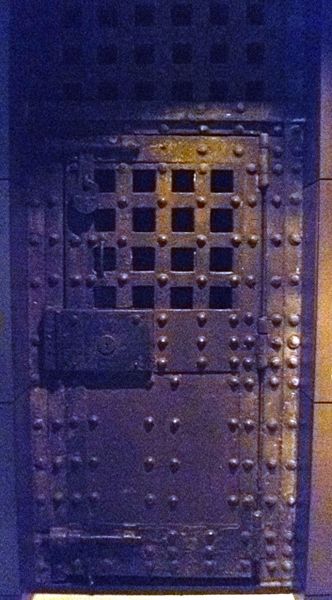 Newgate Prison door. Author: Kim Traynor – CC BY-SA 3.0