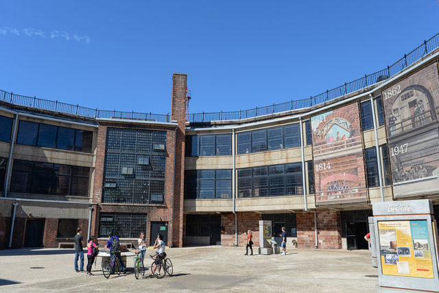 Photo of the courtyard. Author: Fletcher6 – CC BY 4.0