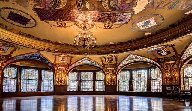 The dining room with Tiffany stained glass windows. Author: Maksim Sundukov – CC BY-SA 3.0