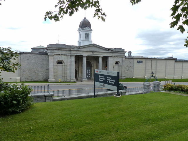 The entrance to the prison. Author: Paul Mackenzie xxx – CC BY-SA 3.0