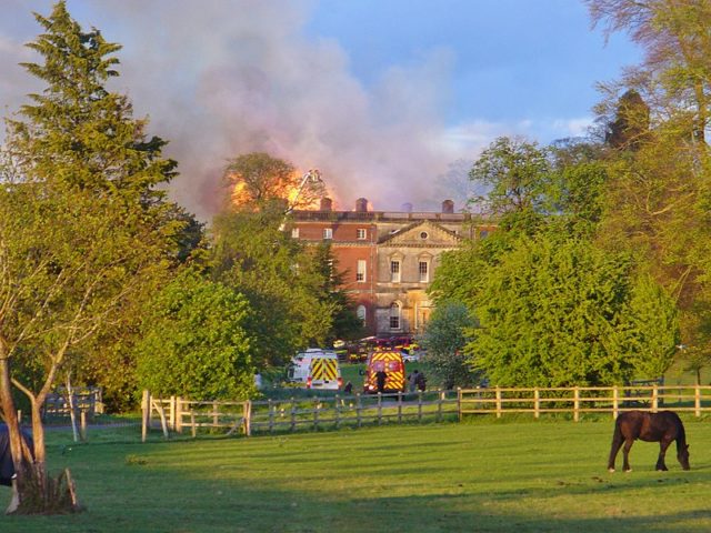 The house on fire. Author: Colin Smith – CC BY-SA 2.0