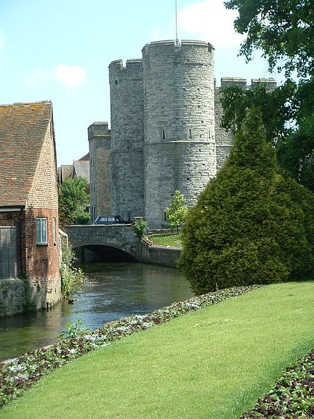The gate and River Stour. Author: Necrothesp – CC BY-SA 3.0