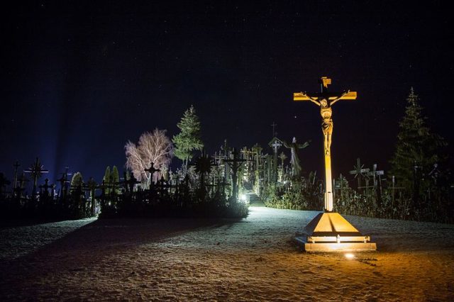 The hill at night. Author: Mindaugas Macaitis – CC BY-SA 4.0