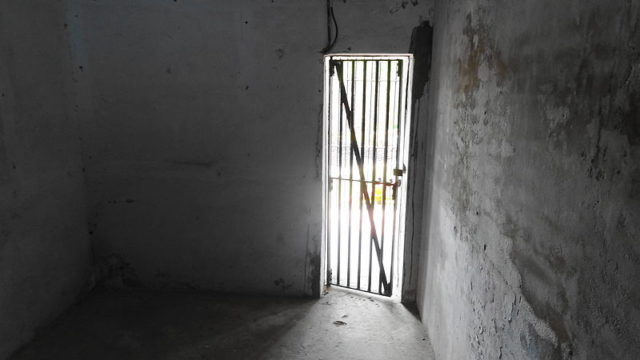 The interior of a prison cell. Author: Aliven Sarkar – CC BY-SA 3.0