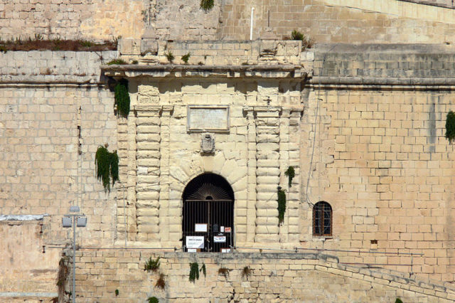 The Main Gate before renovation. Author: Sudika – CC BY-SA 3.0