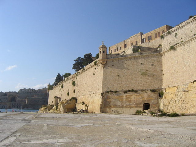 The west wall of the fort. Author: Shoka  – CC BY-SA 3.0