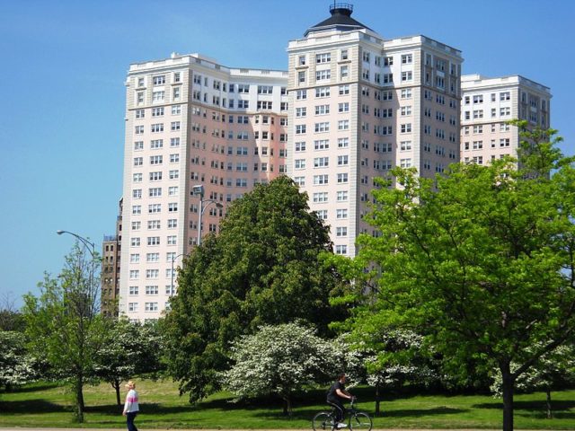 What remains of Edgewater Beach Hotel. Author: Alanscottwalker – CC BY-SA 3.0