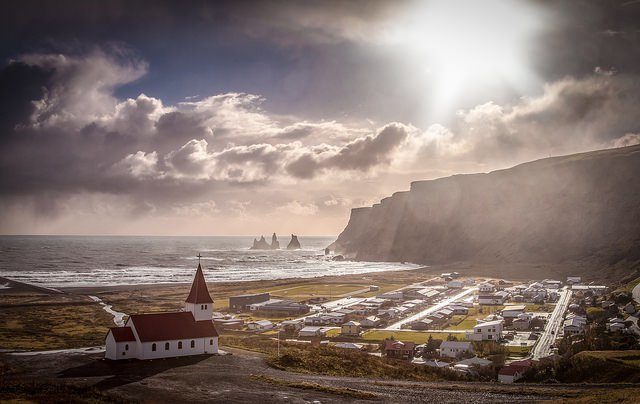 Spectacular view over the village of Vik and the black sanded volcanic seashore. Andrés Nieto Porras CC BY-NC 2.0