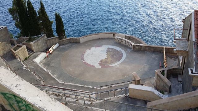 The amphitheater of the abandoned Belvedere Hotel in Dubrovnik. Closed to the public, it is home to the fighting scene between Oberyn Martell and Gregor Clegane. Kigsz CC BY-SA 3.0