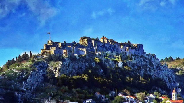 Perched on an isolated rocky cliff, inaccessible on three sides, the Fortress of Klis overlooks Split, located 11 kilometers (6.8 miles) from the Adriatic Sea. Ivan T CC BY-SA 3.0