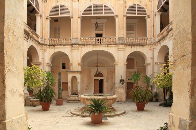 Kunsill, town hall in the Vilhena-Palace, Misraħ il-Kunsill in Mdina, Malta. It’s one of the halls used in filming. Frank Vincentz CC BY-SA 3.0