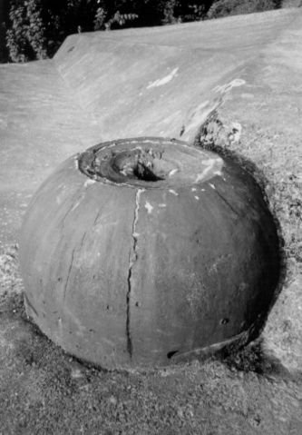 A cupola after penetration by a shaped charge/ Author: Crux – CC BY-SA 3.0