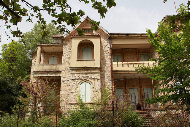 There are plans the central house to be converted into a museum/ Author: Tilemahos Efthimiadis – CC BY-SA 2.0