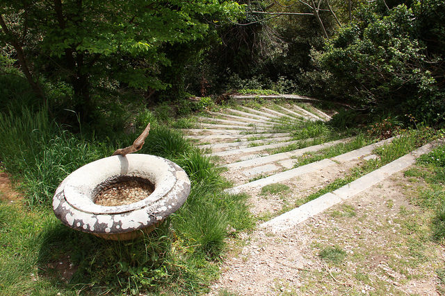 A stairway to the pool/ Author: Tilemahos Efthimiadis – CC BY-SA 2.0