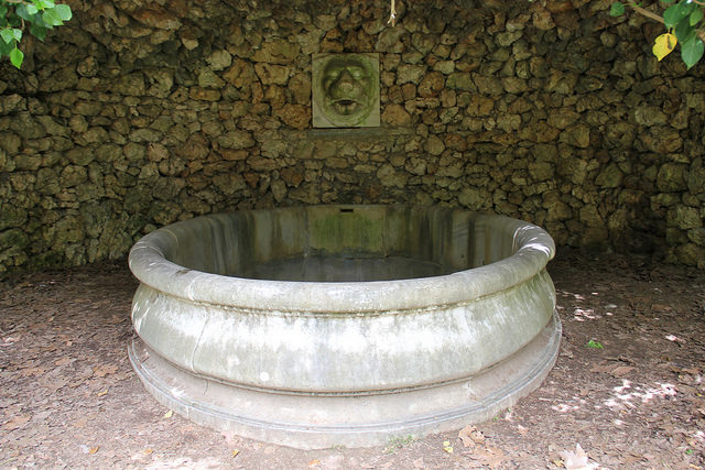 An outdoor bath/ Author: Tilemahos Efthimiadis – CC BY 2.0