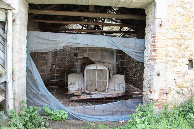 Abandoned truck/ Author: Tilemahos Efthimiadis – CC BY-SA 2.0