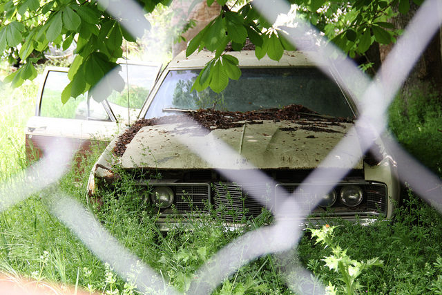 Abandoned car/ Author: Tilemahos Efthimiadis – CC BY-SA 2.0