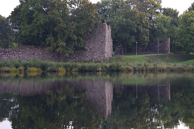 The reflection of the ruins in the lake waters/ Author: Ivo Kruusamägi – CC BY-SA 4.0