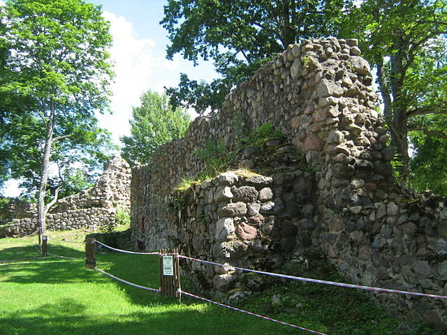 Remains of the southern wall and the southern tower