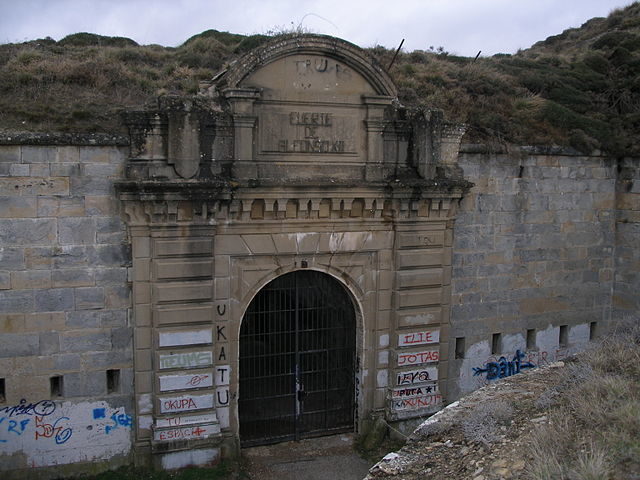 Entrance of the Fort Alfonso XII or San Cristóbal