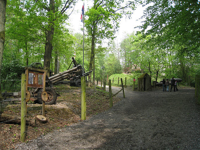 Exhibits of wartime military equipment/ Author: Prioryman – CC BY-SA 4.0