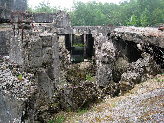The ruins of the severely damaged fortified train station on the north part of the bunker/ Author: Prioryman – CC BY-SA 4.0