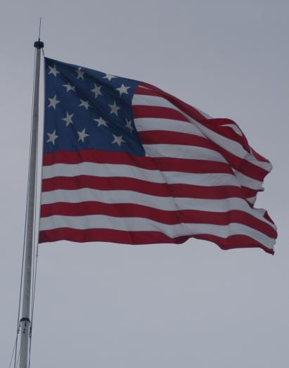 A replica of the 15-star U.S. flag that once flew over the base. Author: Lorax – CC BY-SA 3.0