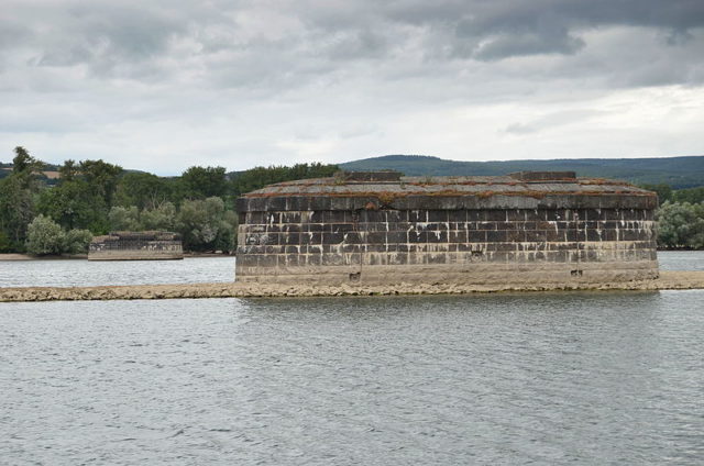 Bridge remains. Author: RomkeHoekstra – CC BY-SA 4.0