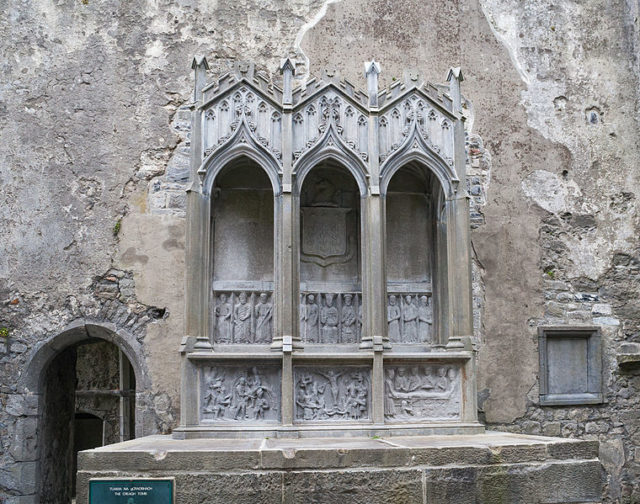 A 19th century family tomb. Author: Andreas F. Borchert – CC BY-SA 4.0