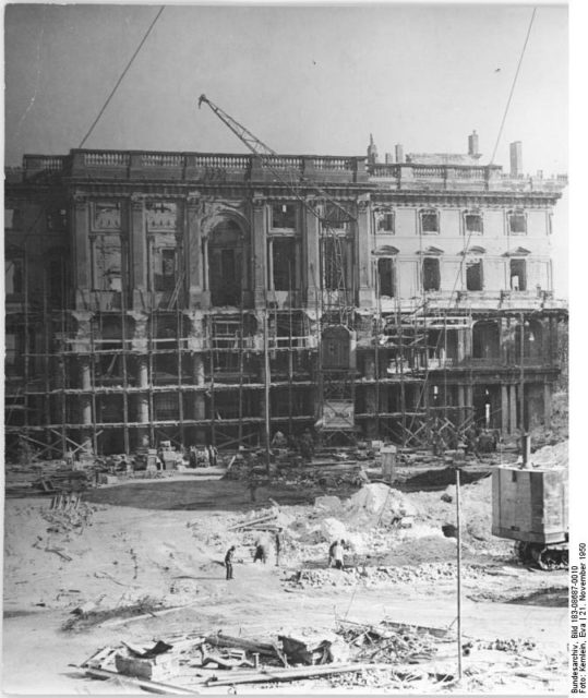 During the demolition. Author: Bundesarchiv – CC BY-SA 3.0 de
