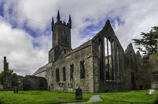 Ennis Friary. Author: Frank Chandler – CC BY-SA 4.0