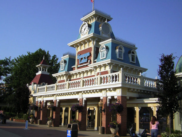 Entrace to Geauga Lake & Wildwater Kingdom, 2005 – Author: Chris Hagerman – CC BY-SA 3.0