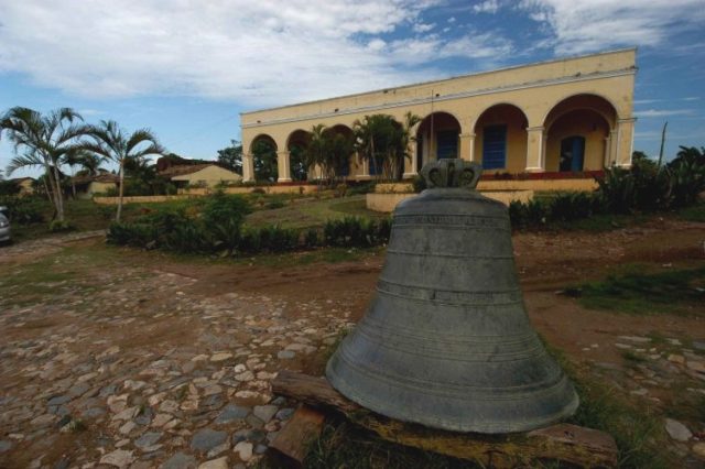 The bell at the bottom in front of the villa, close to the tower, September 2005 – Author: Vgenecr – CC BY-SA 3.0