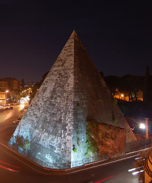 Night photo of the pyramid. Author: 3impact – CC BY-SA 3.0