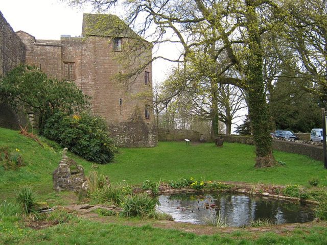 Part of the castle and gardens. Author: Robert Powell – CC BY-SA 3.0