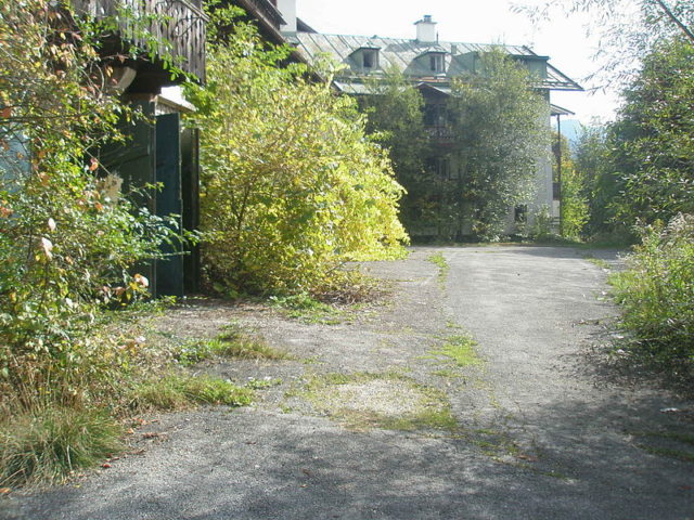 Part of the hotel’s grounds. Author: HerrZog – CC BY-SA 3.0