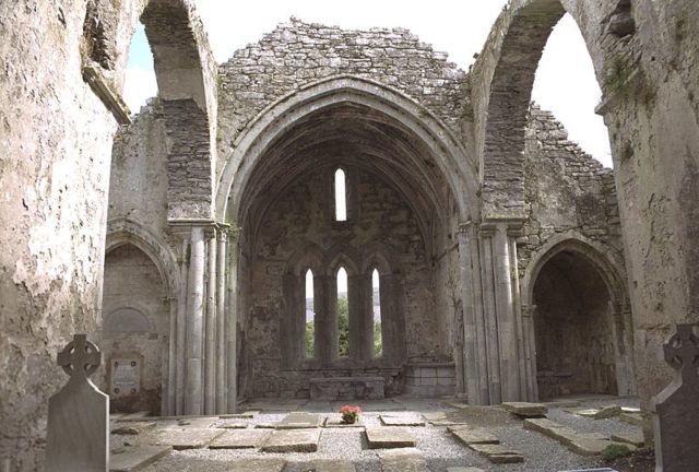 Inside Corcomroe Abbey, looking east through the choir and into the presbytery. Author: Andreas F. Borchert – CC BY-SA 4.0