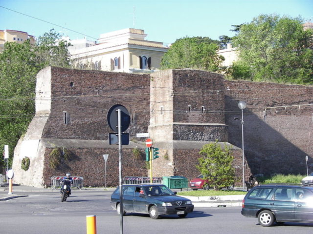 Part of the wall that stands close to Pyramid of Caius Cestius. Author: Wknight94 – CC BY-SA 3.0