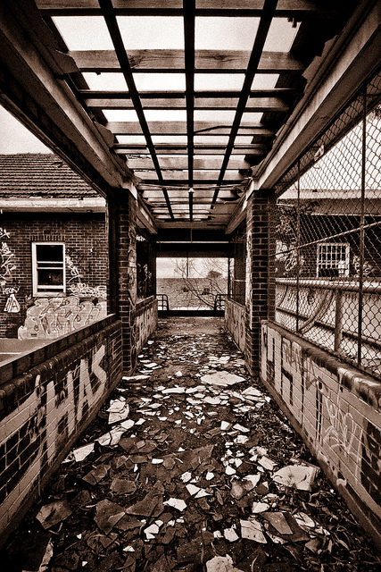 Ruined corridor. Author: Fernando de Sousa – CC BY-SA 2.0