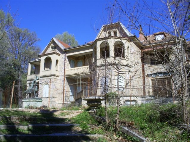 View of the central house of the abandoned Tatoi Palace complex/ Author: User:Vasilofron