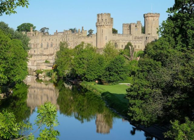 The castle and the River Avon. Author: DeFacto – CC BY-SA 4.0