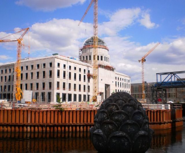 The construction of the new palace, 2015. Author: Miriam Guterland – CC BY-SA 3.0