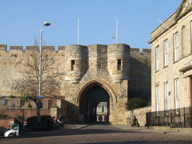 The east gate, looking from outside the city walls. Author: Dave Hitchborne – CC BY-SA 2.0