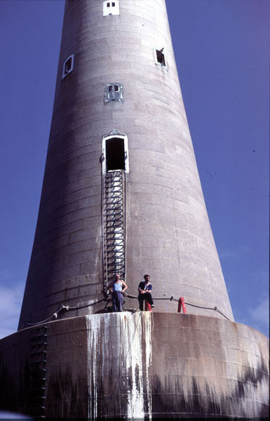 The lighthouse and its keepers in 1983. Author: David Lally – CC BY-SA 2.0