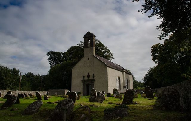 The old church and graveyard. Author: Michael Bracken – CC BY-SA 4.0
