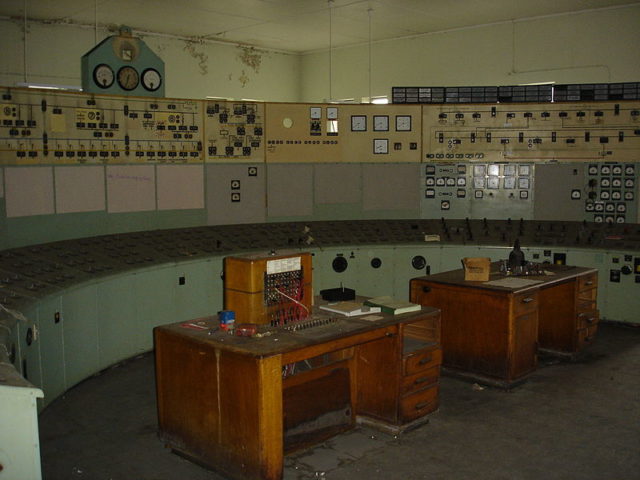 The old control room. Author: Andy Mitchell – CC BY-SA 2.5